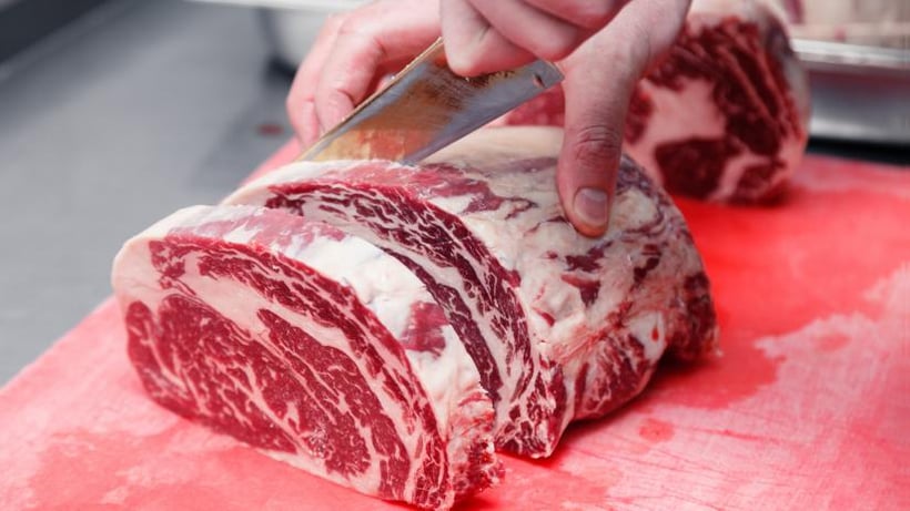 https://blog.foodsafety.com.au/hs-fs/hubfs/Chopping%20Board%20w%20Meat_0.jpg?width=820&height=462&name=Chopping%20Board%20w%20Meat_0.jpg